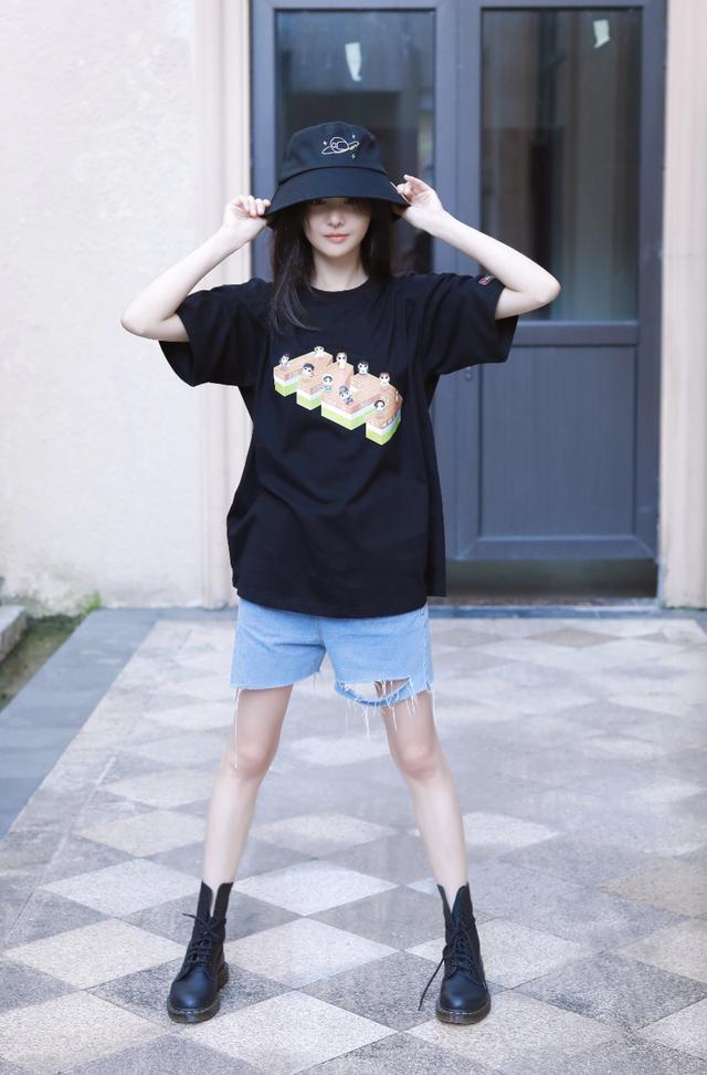 郑爽横店拍戏收工开心到连翻两次跟头大显身手漫画腿吸睛