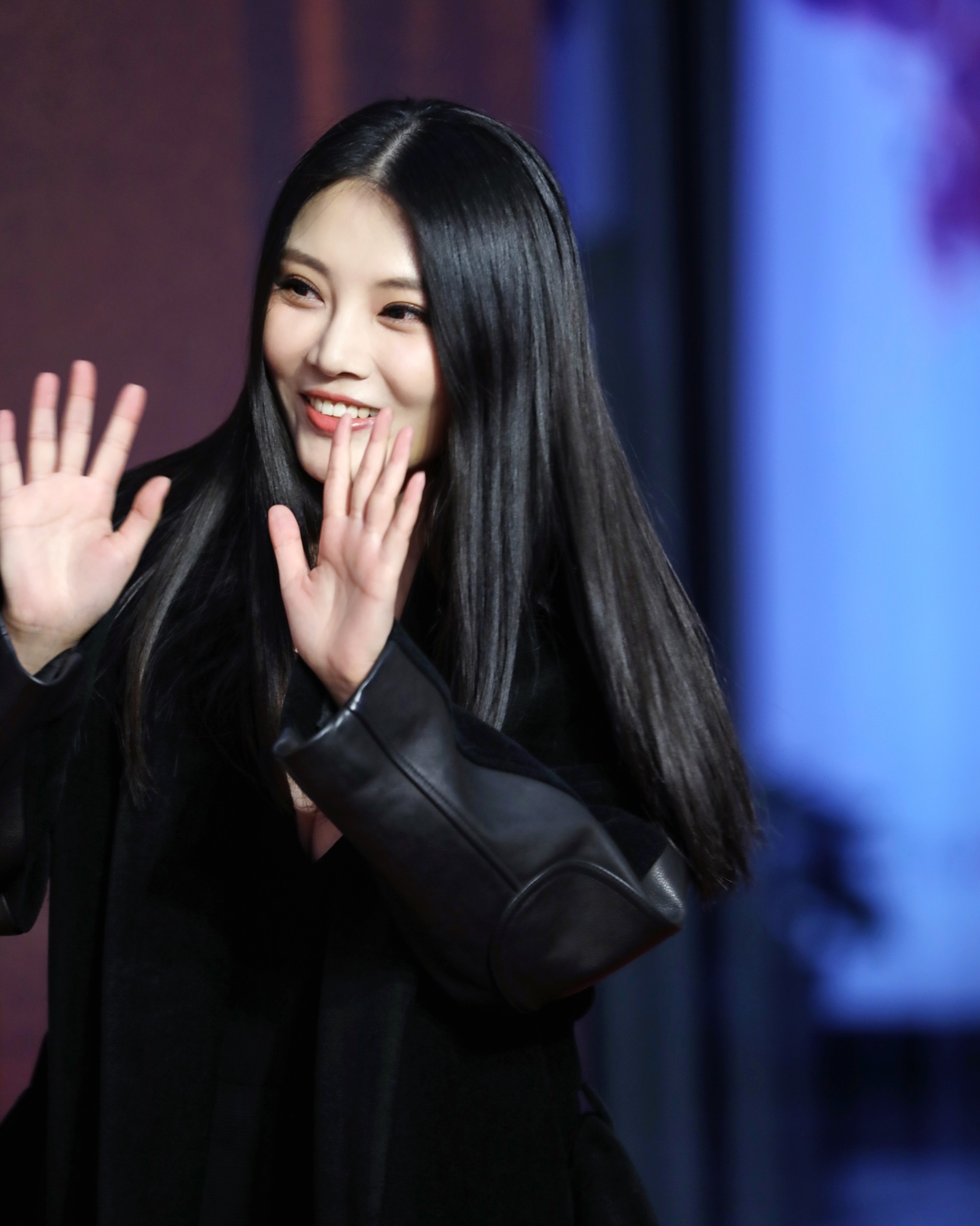 徐冬冬一袭黑衣出席首映礼 长发低胸短裙显妩媚 眼界,放眼世界