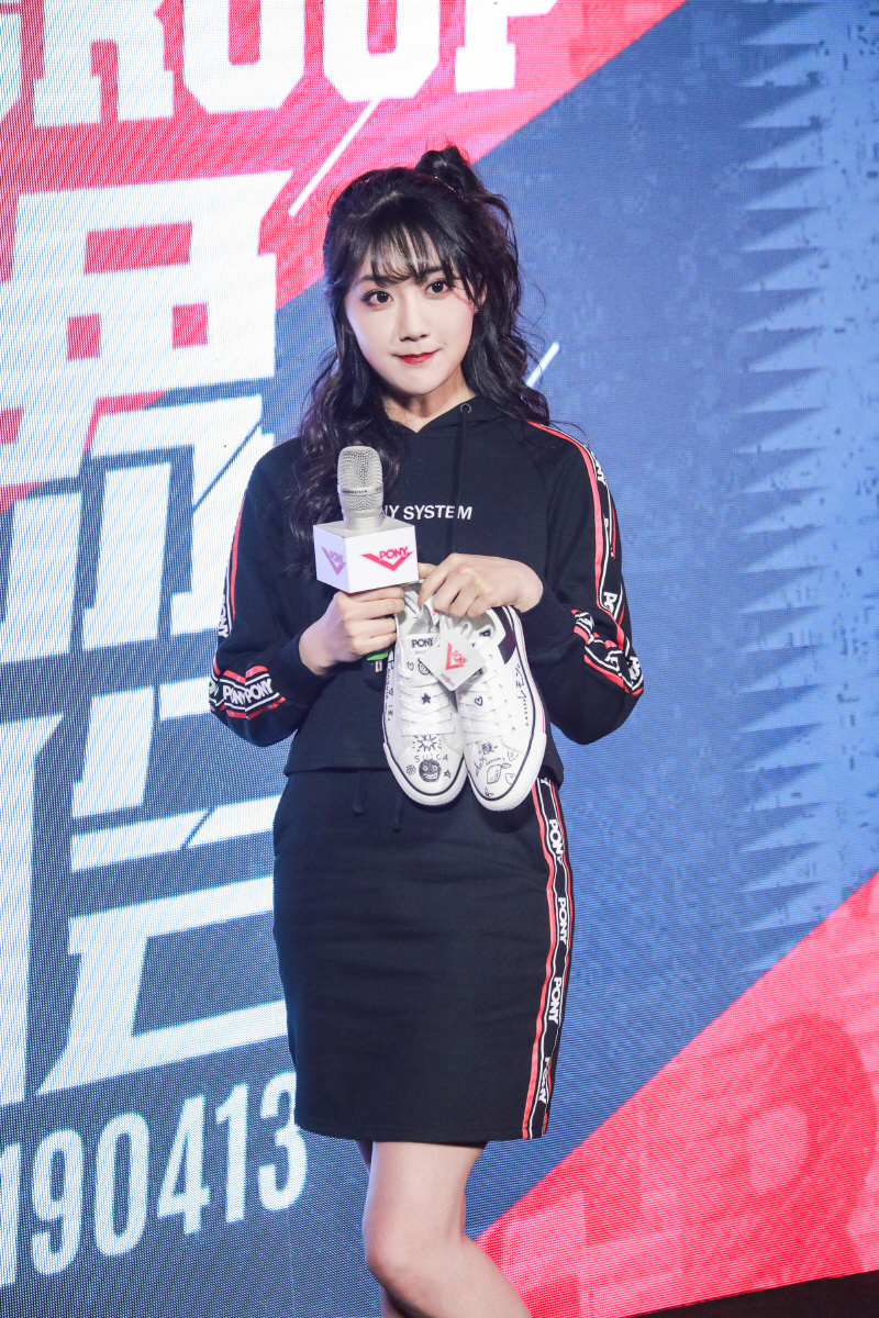 snh48李艺彤亮相上海时装周潮流少女无惧挑战秀出自我