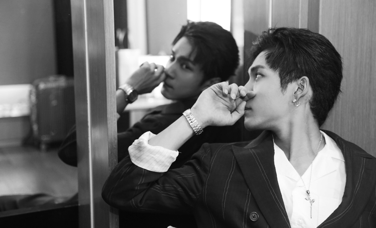 韩东军出席活动条纹西服面容精致慵懒与青春活力于一体