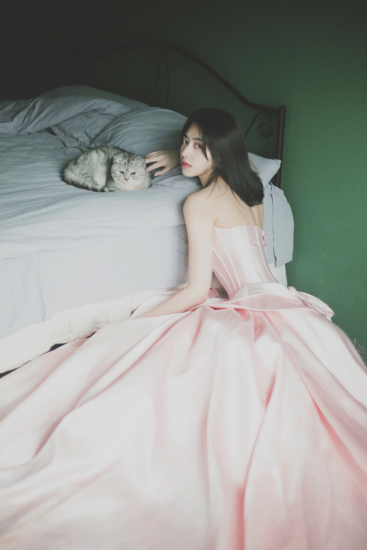 王若珊仙范儿写真唯美来袭 与喵星人互动秀小蛮腰