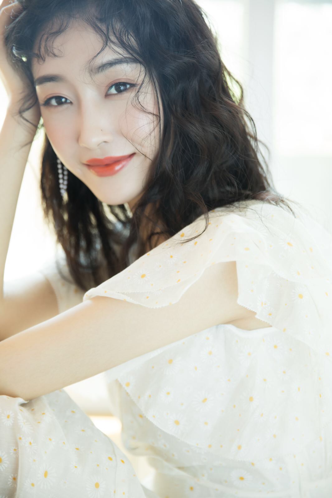 宣璐羊毛卷写真出炉印花雏菊连衣裙解锁怦然心动