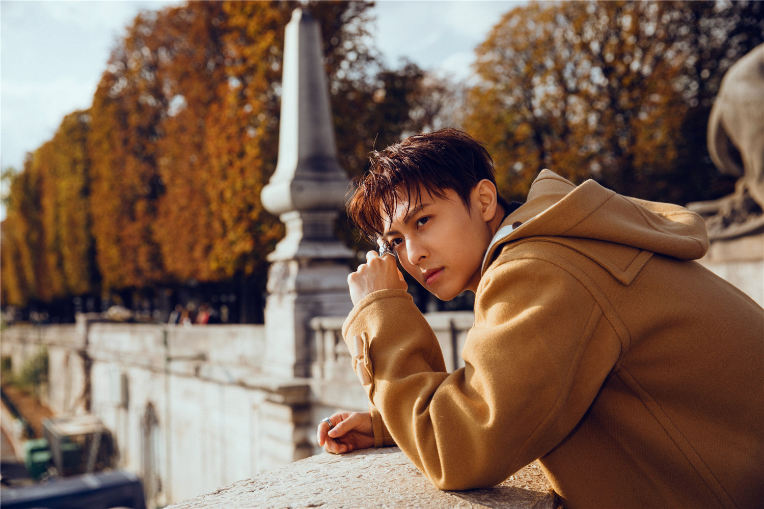 王子邱胜翊发布浪漫唯美写真诠释复古摩登风