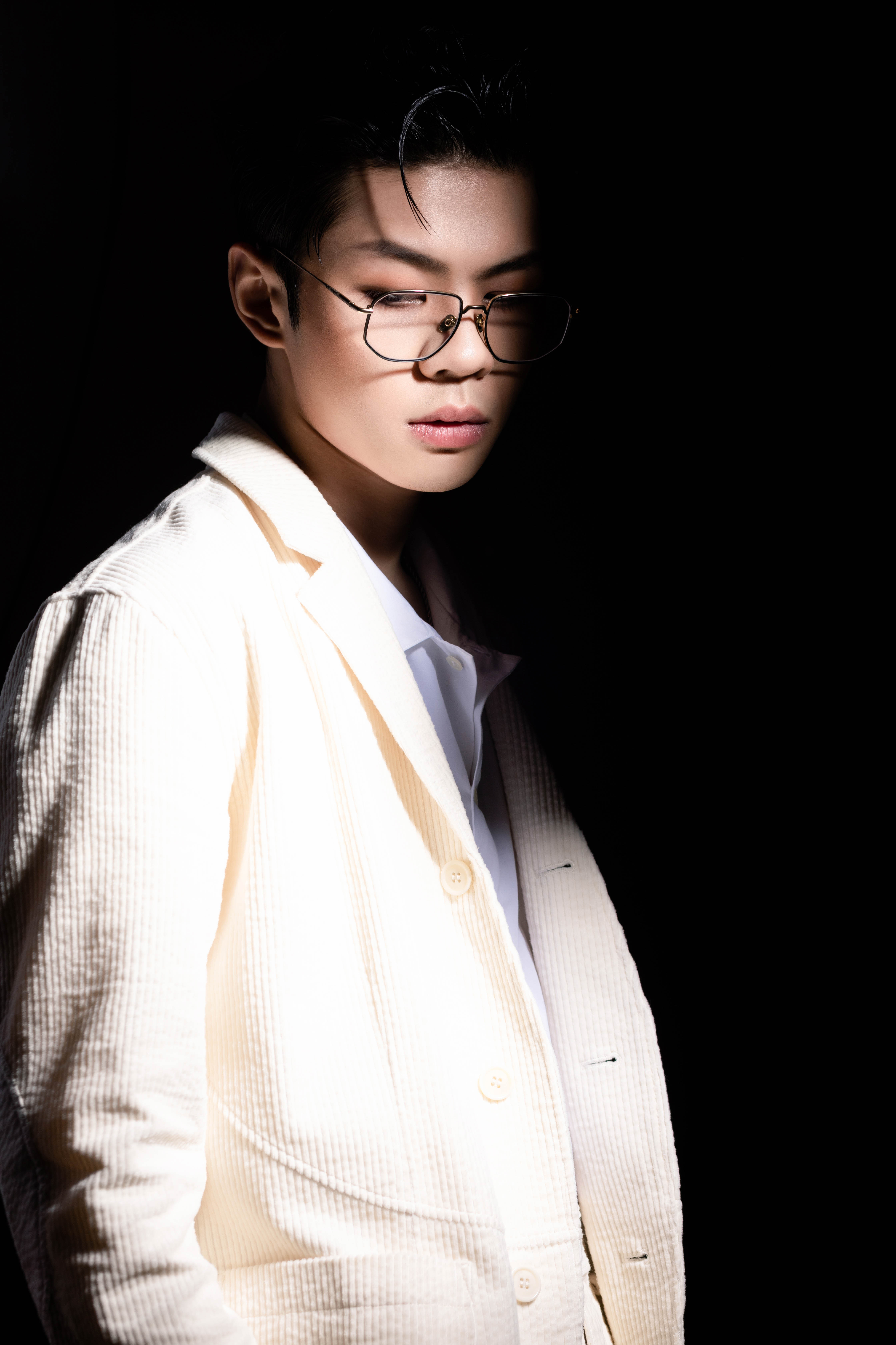 王晨艺身着灯芯绒西装出席活动酷帅造型演绎极致魅力