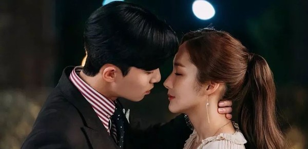 金秘书终于亲了登热搜第一可比起爆甜片段我更欣赏