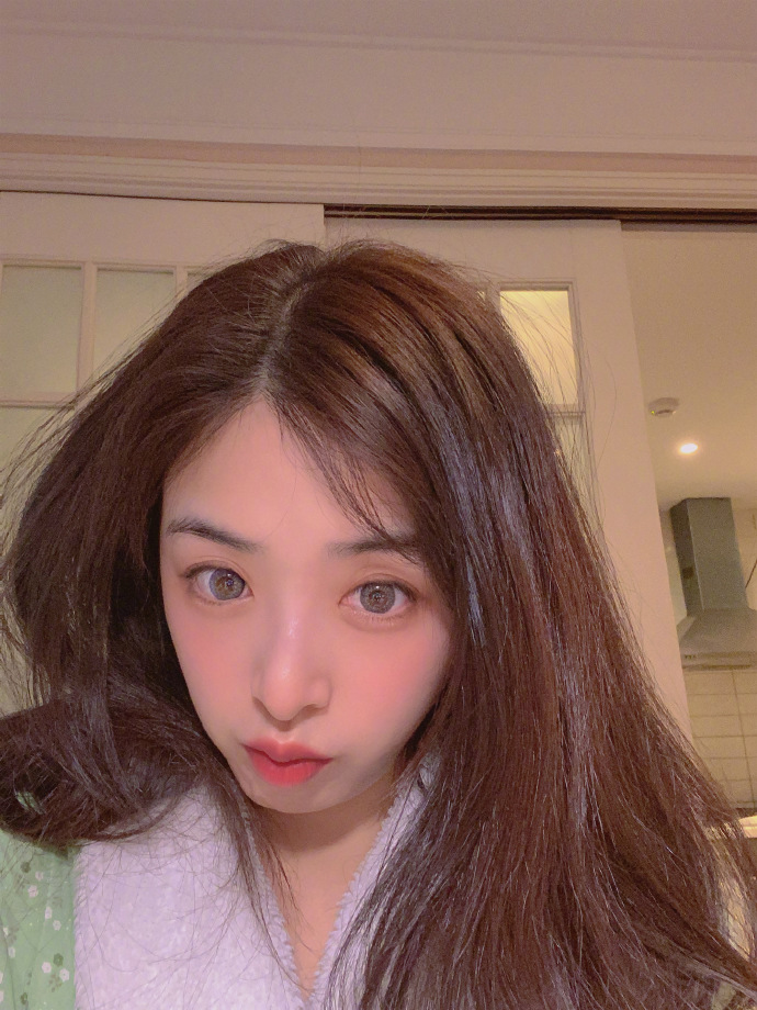 张韶涵晒31岁生日自拍美照秀发蓬松眼神清澈