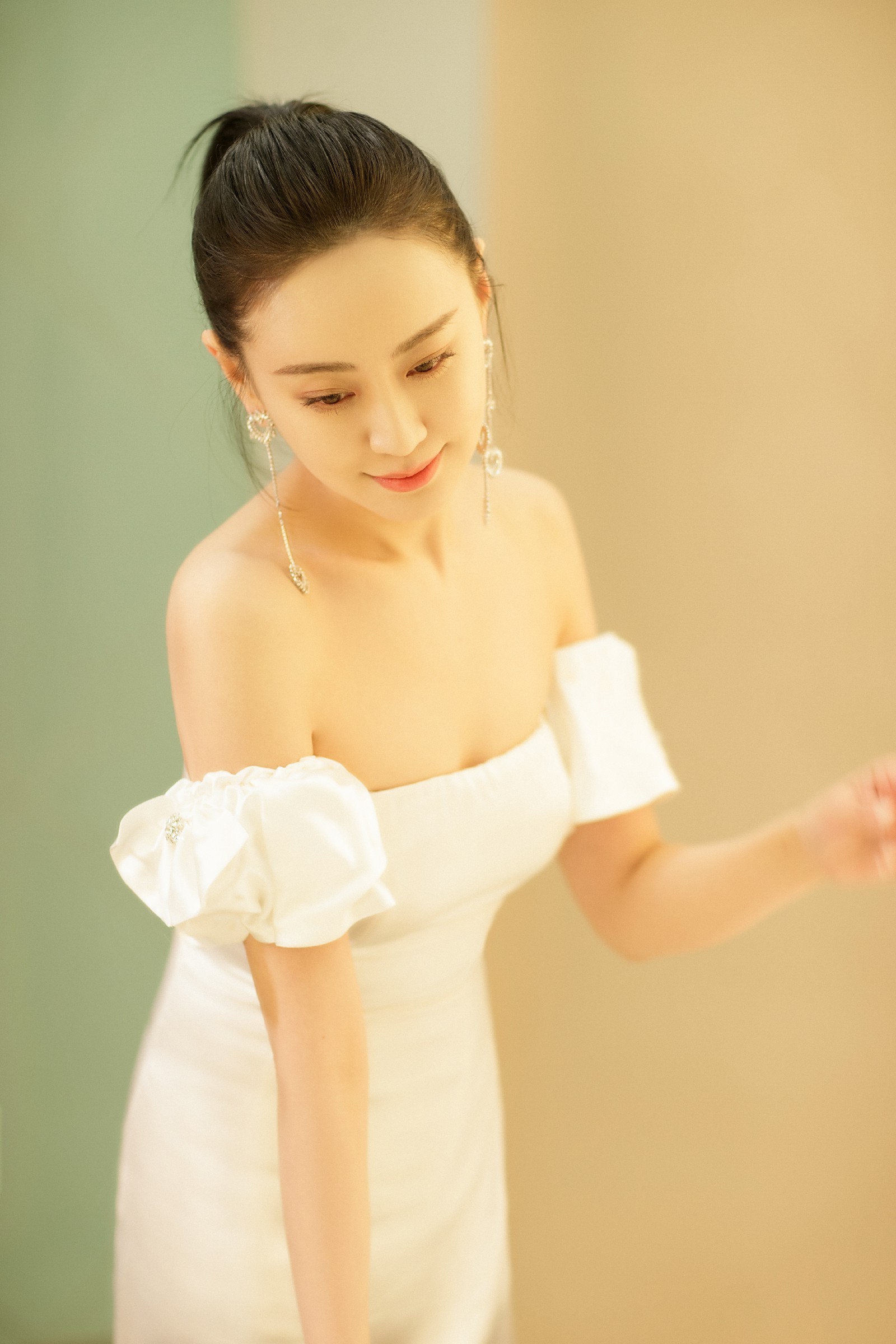 长腿杀正剧青衣王乐君亮相跨年晚会直角肩惊艳女神范max