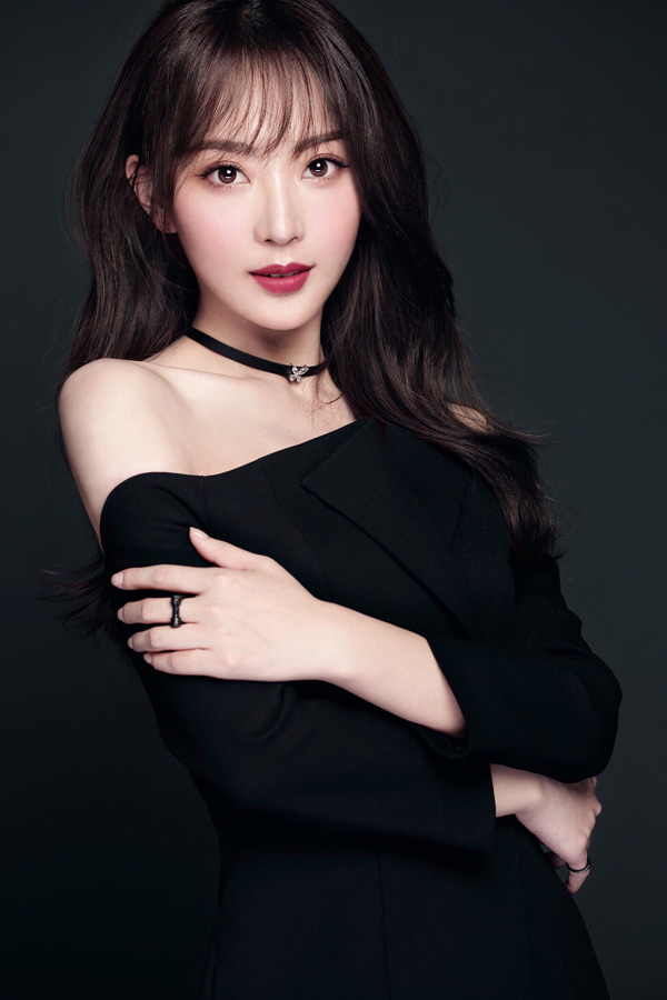 孙歌璐曝黑白look写真霸气演绎高冷御姐范