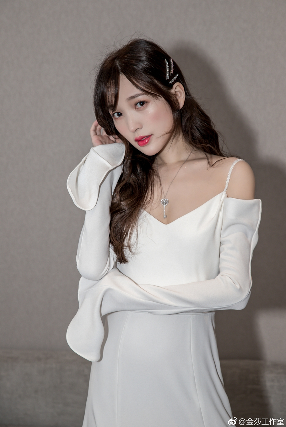 白色情人节福利金莎春日写真曝光性感迷人