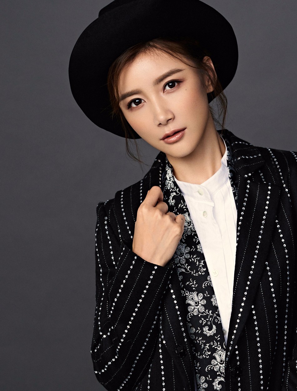 徐立潮范西装大片曝光气质高冷尽显帅气女人味