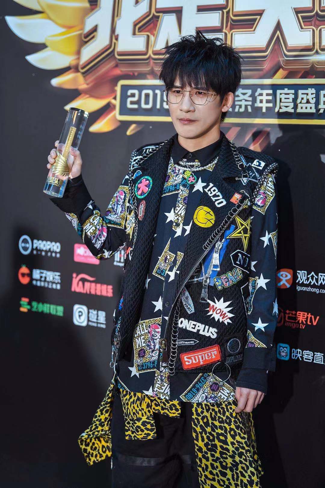 大张伟亮相盛典获“年度实力音乐人” 新歌《撒花》嗨燃开场 - 360娱乐,你开心就好