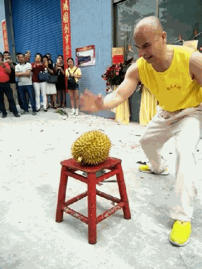 搞笑gif帅哥洪水都无法阻拦你秀车技了