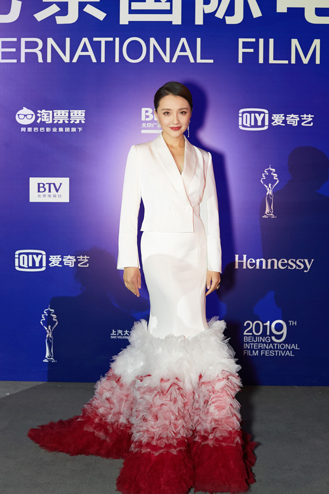孙茜亮相北京电影节 红尾锦鲤裙优雅浪漫