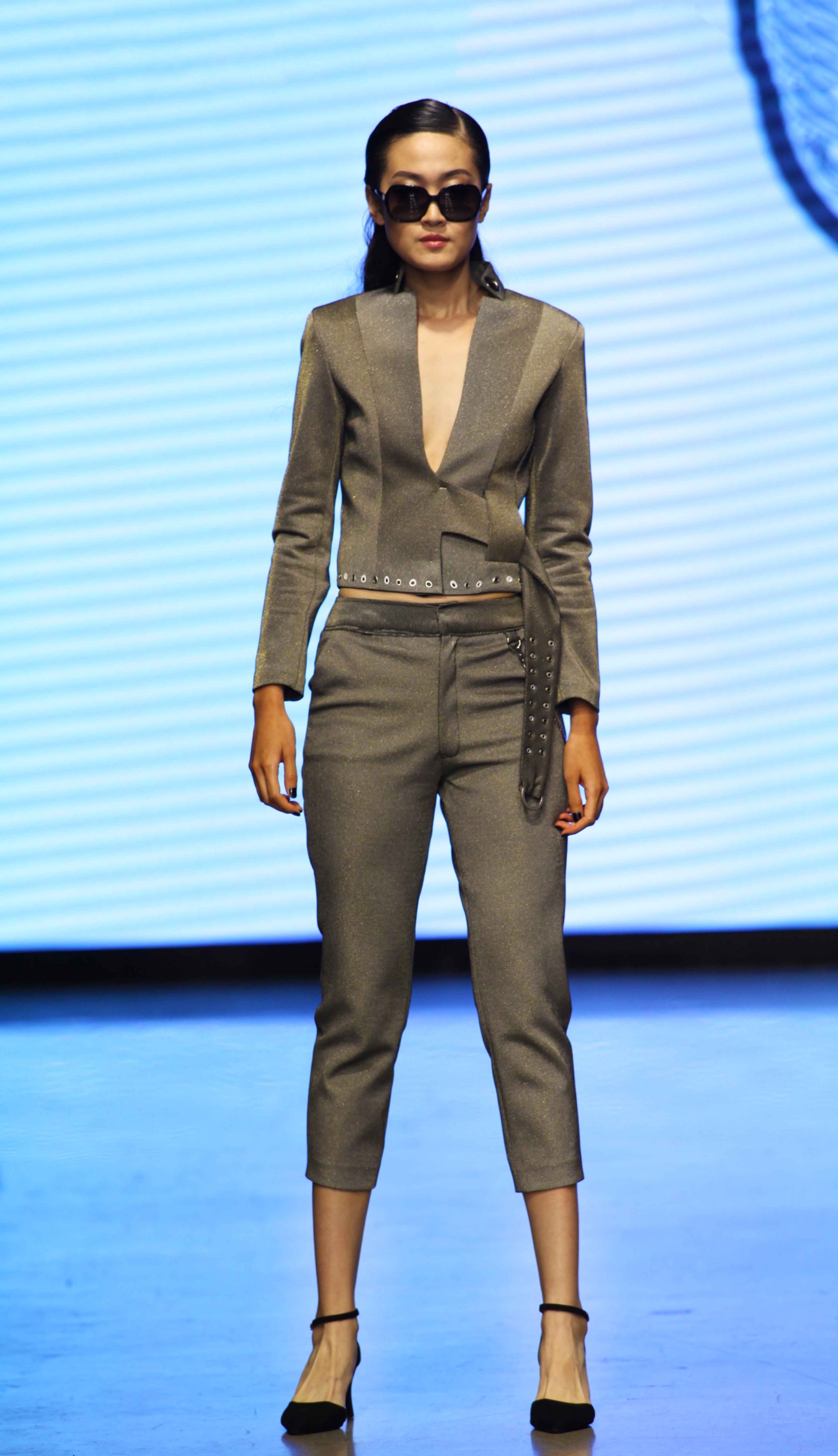 李孟亮相洛杉矶时装周秀台气场强大吸睛