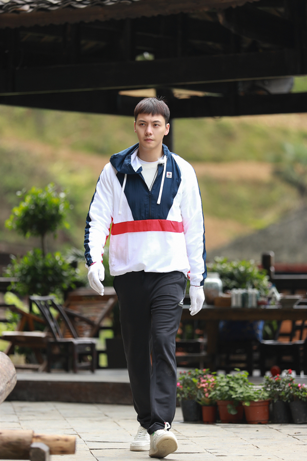 陈伟霆参加向往的生活路边摊吃面撒娇砍价买水果尽显反差萌