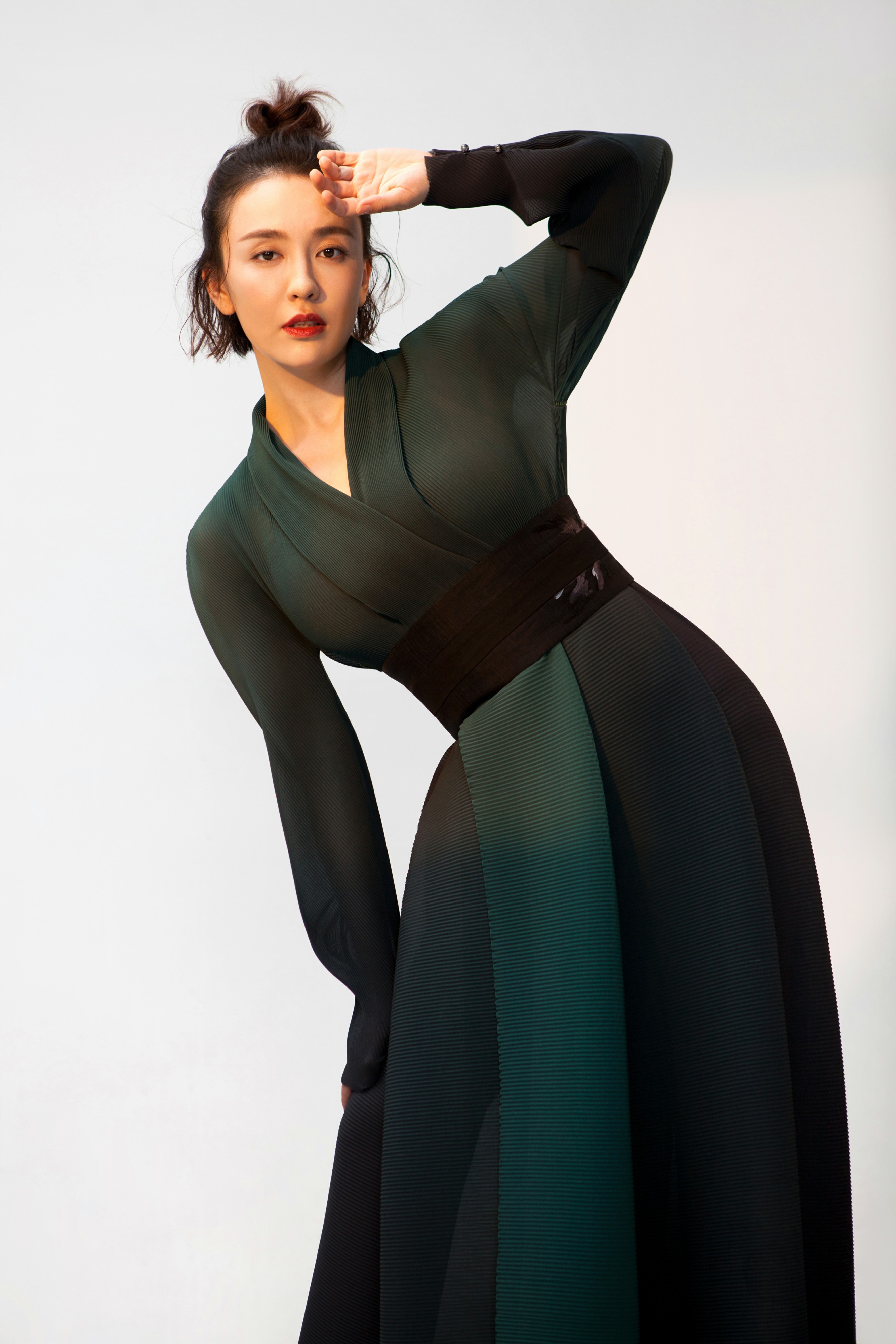 今秋必火的墨绿色谁穿谁高级吕佳容领衔杂志风云