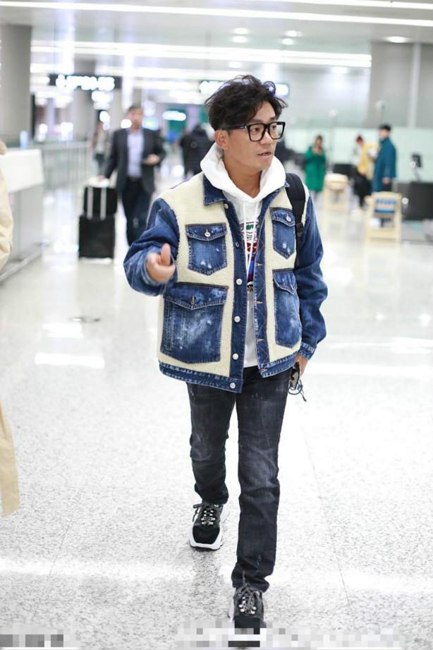 王宝强近照颜值提升,穿潮服气质好斯文,看不出35岁