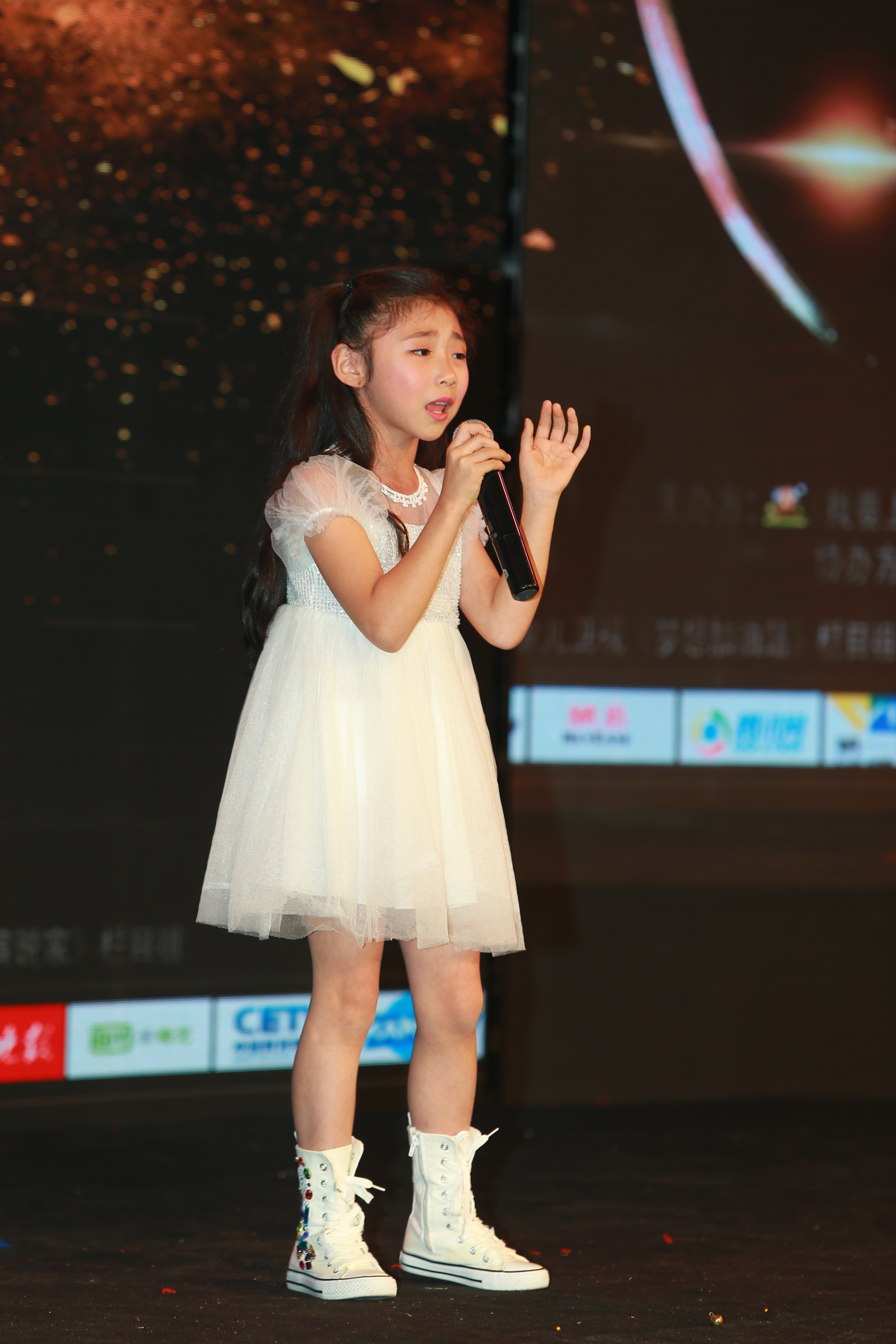 日前,国内人气童星"萌娃小唱将"罗诗琦受邀录制北京卡酷卫视《梦想