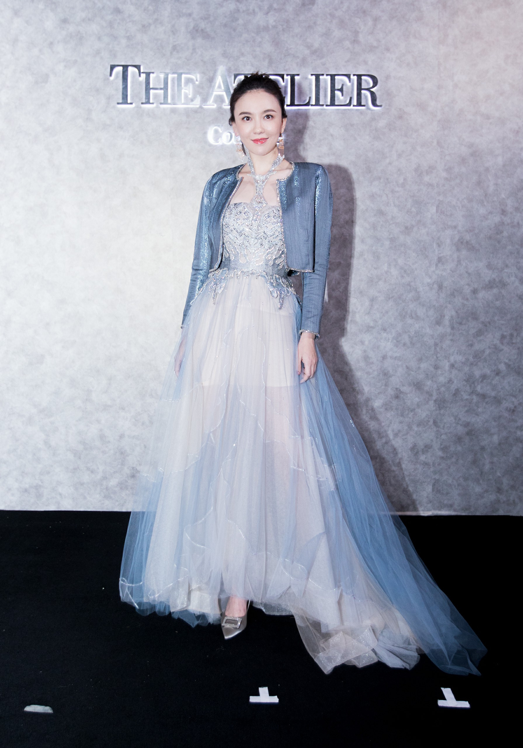 吕佳容气场升级蓝色透视裙亮相上海时装周