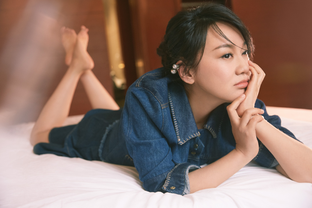 48岁闫妮床上写真风情万种,托腮抚发撩拨心弦