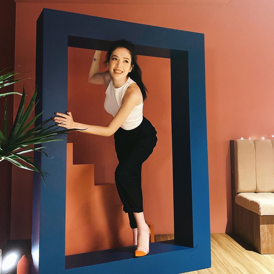 许玮甯晒侧身照分享宅家生活 身形暴瘦蚂蚁腰惊人