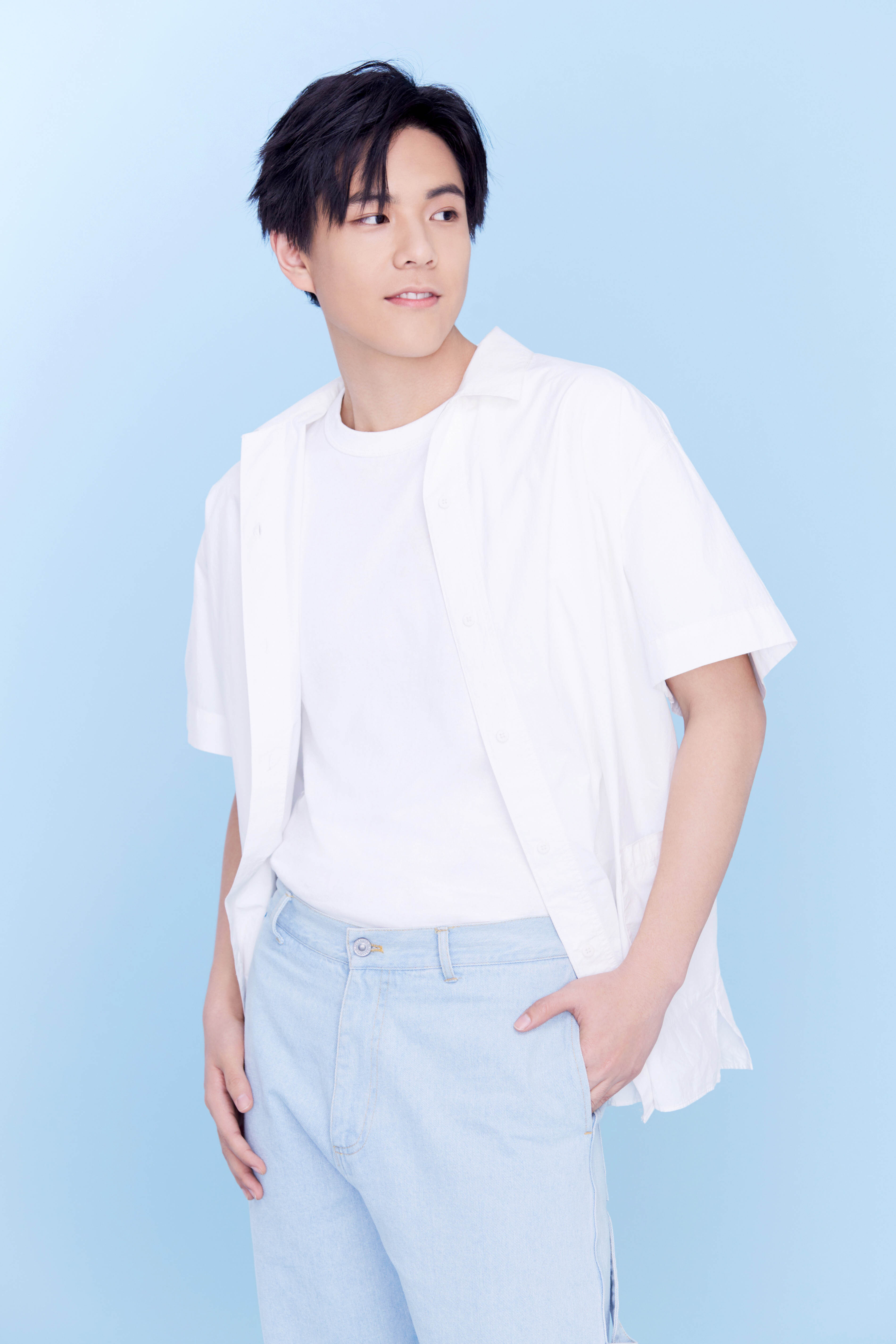 今日,卓尔文化旗下签约新人演员王熙元首度曝光夏日写真组图.