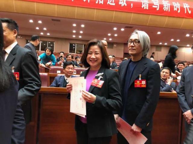 与周星驰电影二十年相伴，我的少年时光已逝，你却满头白发
