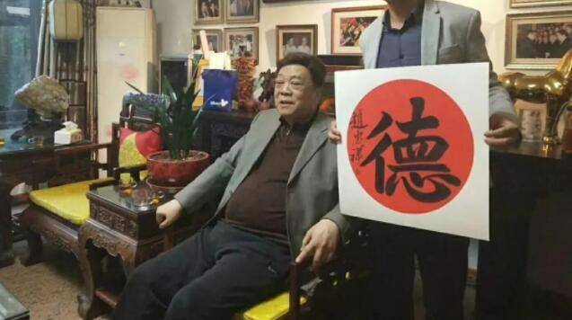 张纪中参加婚礼送个人书法 他的字却写得一般被调侃 不值钱 360娱乐