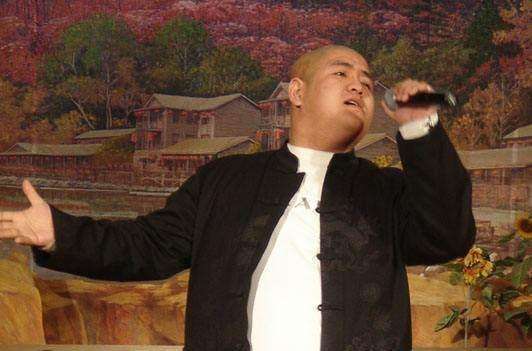 因为继承了赵本山的衣钵,到现在为止,最让人熟悉的形象便是二人转演员