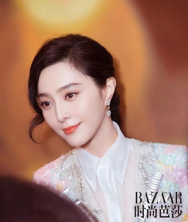 范冰冰不笑的时候嘴角也是微微上扬的,唇形轮廓明显,美丽中带了一丝