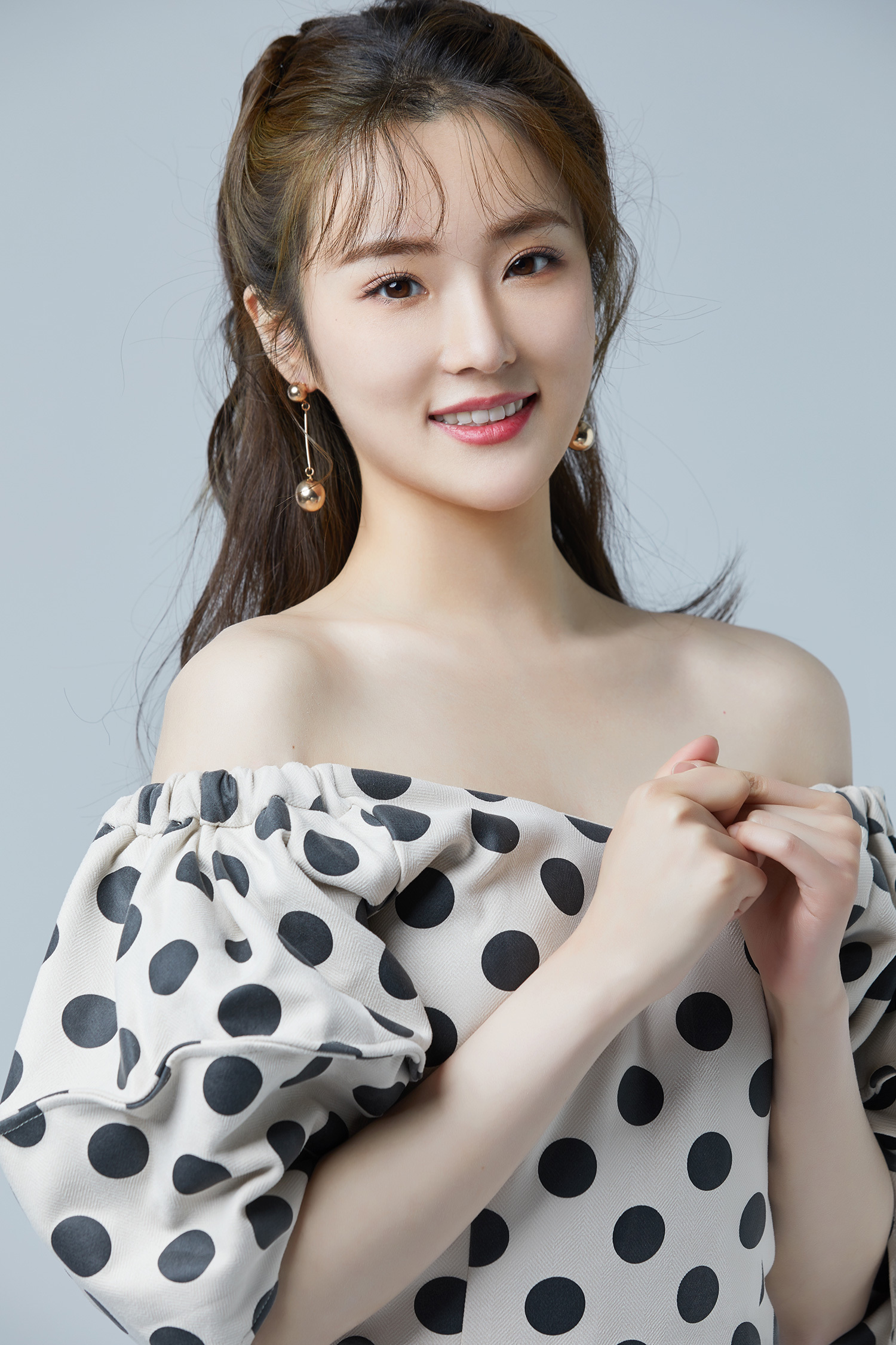 全能少女张可盈甜蜜写真曝光俏皮比心尽显灵动