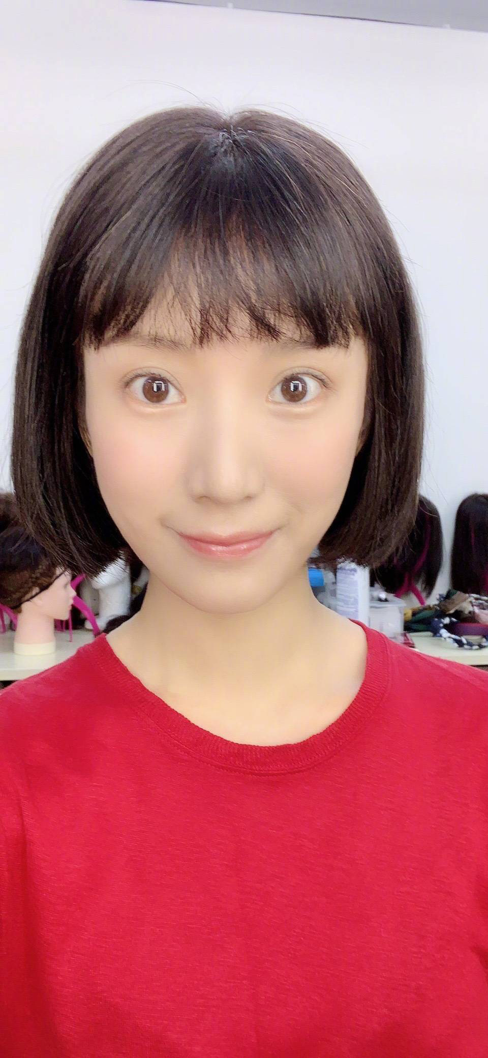 组图李念晒短发新造型气质清纯可爱秒变学生妹