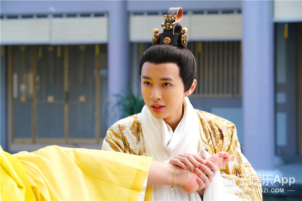 凤囚凰张逸杰演变态皇帝圈粉可怎么这么快就领盒饭了