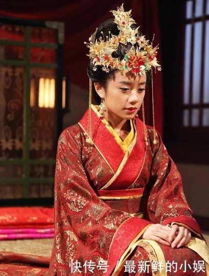 伊一还参演了不少影视作品,在古装剧《凤凰牡丹》中,她饰演女二号紫嫣