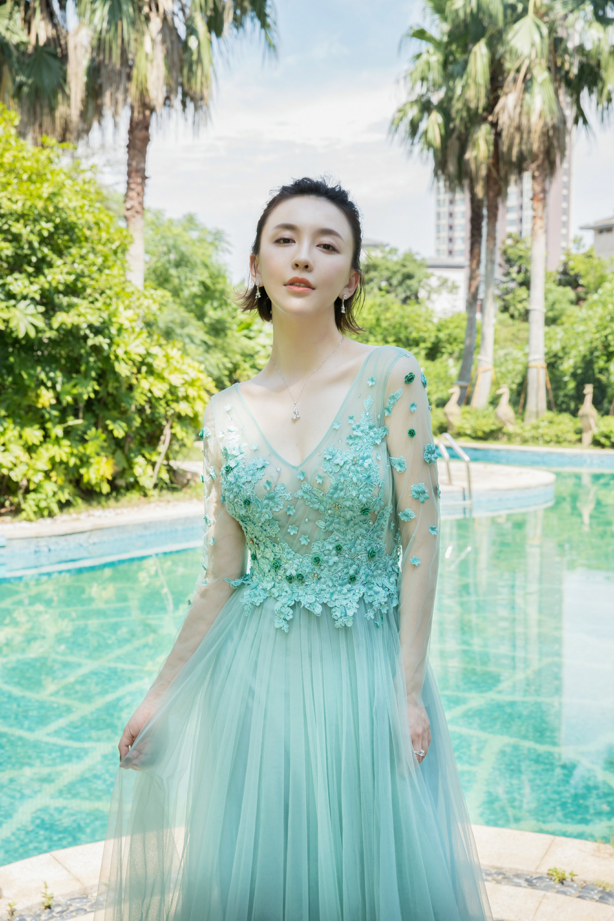 美到我了吕佳容水心礼服大片一抹淡绿仙气盎然