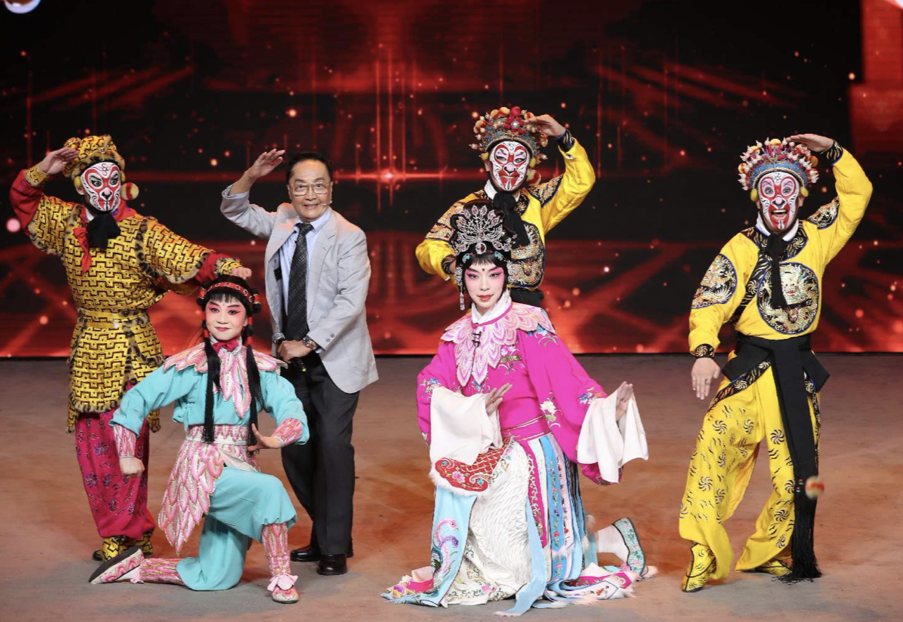 《传承中国》节目汇集了十多位跨界明星,百位京剧名家参与节目的录制