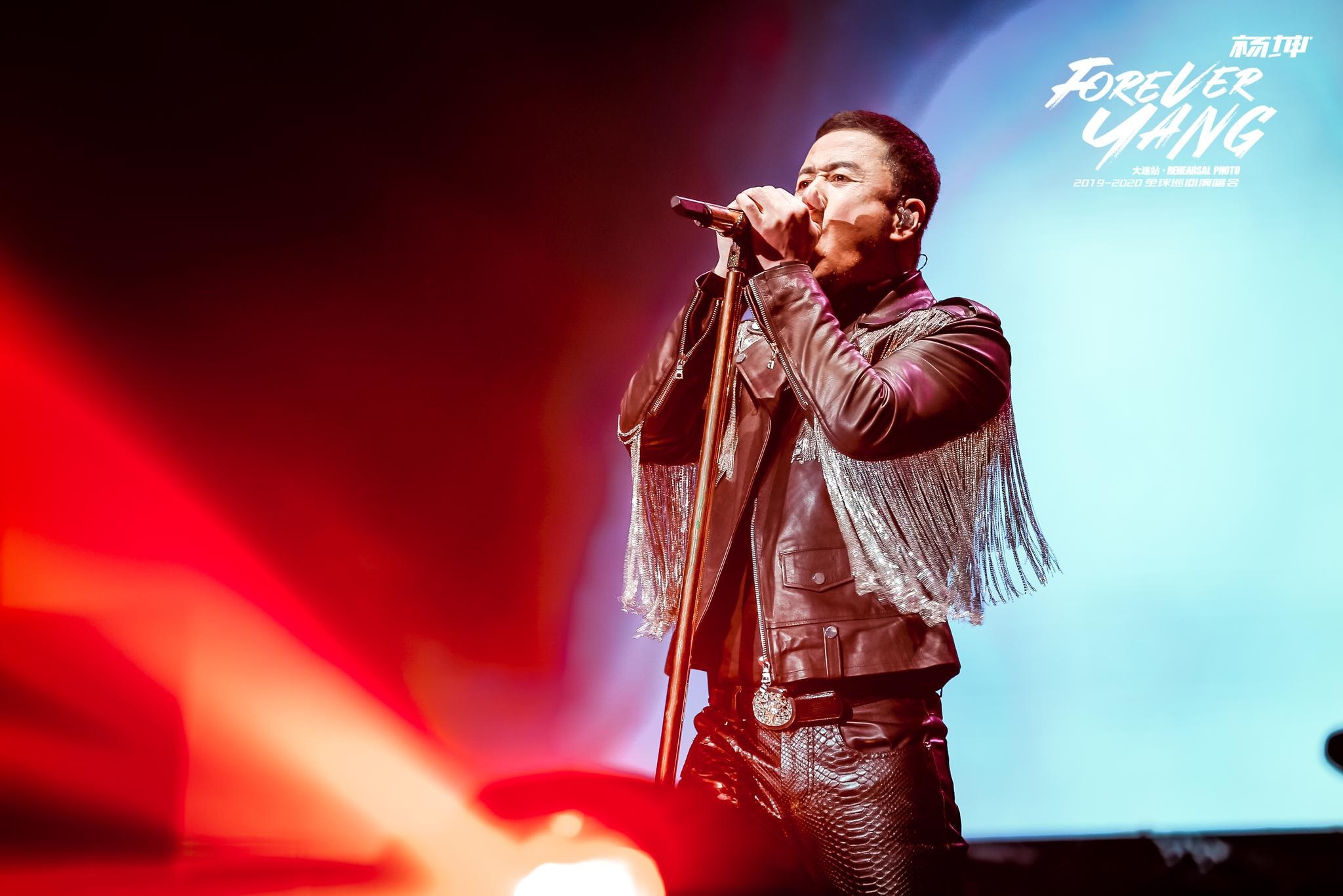 歌手杨坤结束了大连演唱会,这是他forever yang巡演首次来到东北,尽管