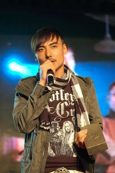 何洁生三胎后忙着复出赚奶粉钱,现任丈夫刁磊是"第一鼓手"?