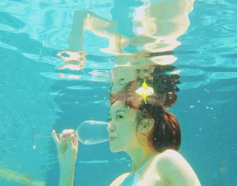 怀孕七个月的陈意涵在水下秀高难度动作,画面唯美但也要注意安全