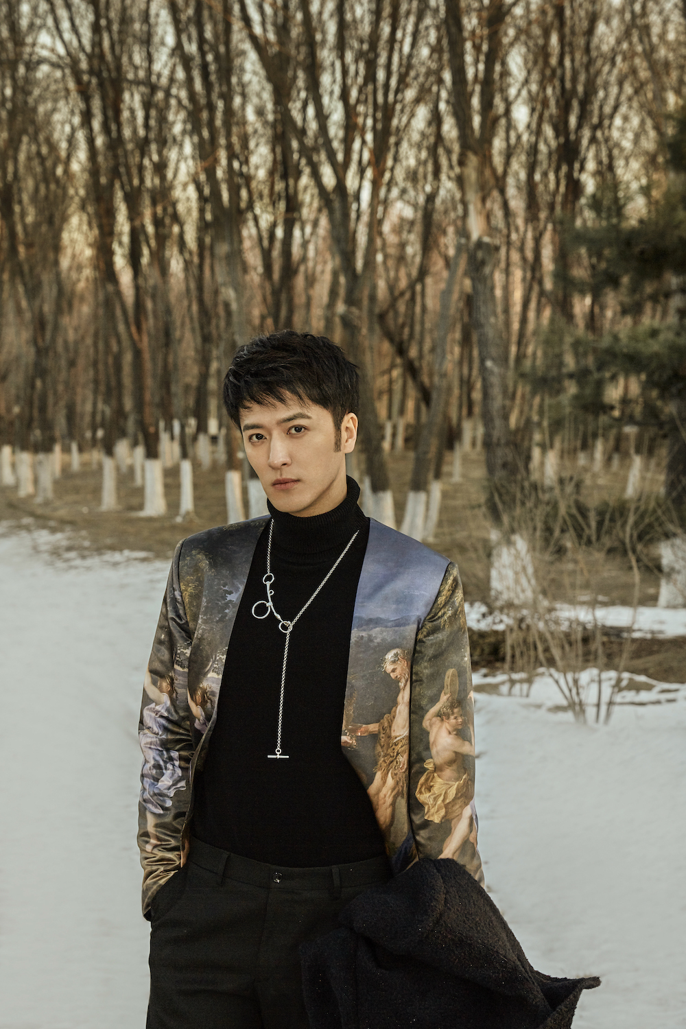 姚奕辰全新冬日写真曝光 西式复古风尽显雅绅格调 - 360娱乐,你开心