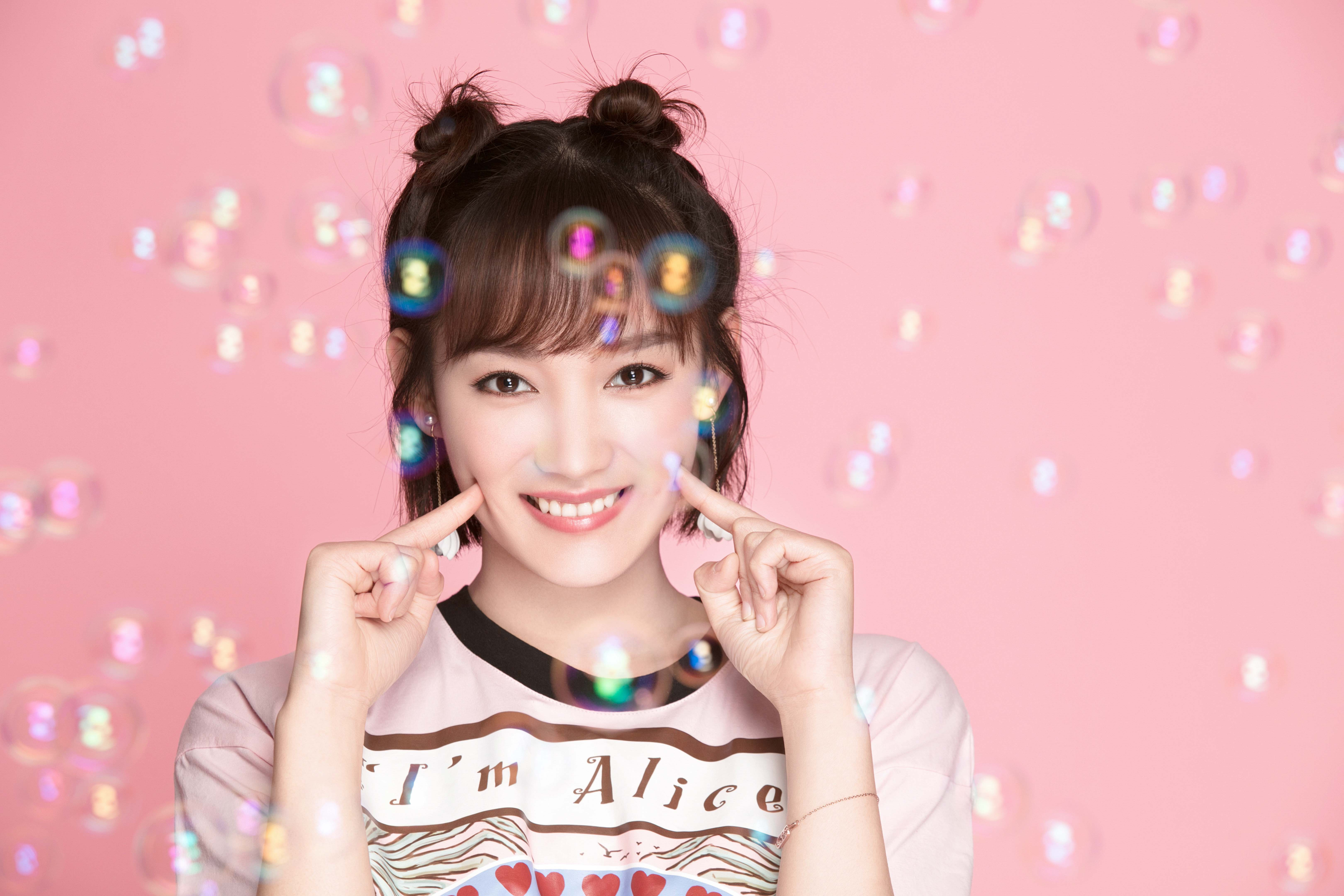 洪佳宁最新写真释出 超萌双丸子头清新可爱 - 360娱乐,你开心就好