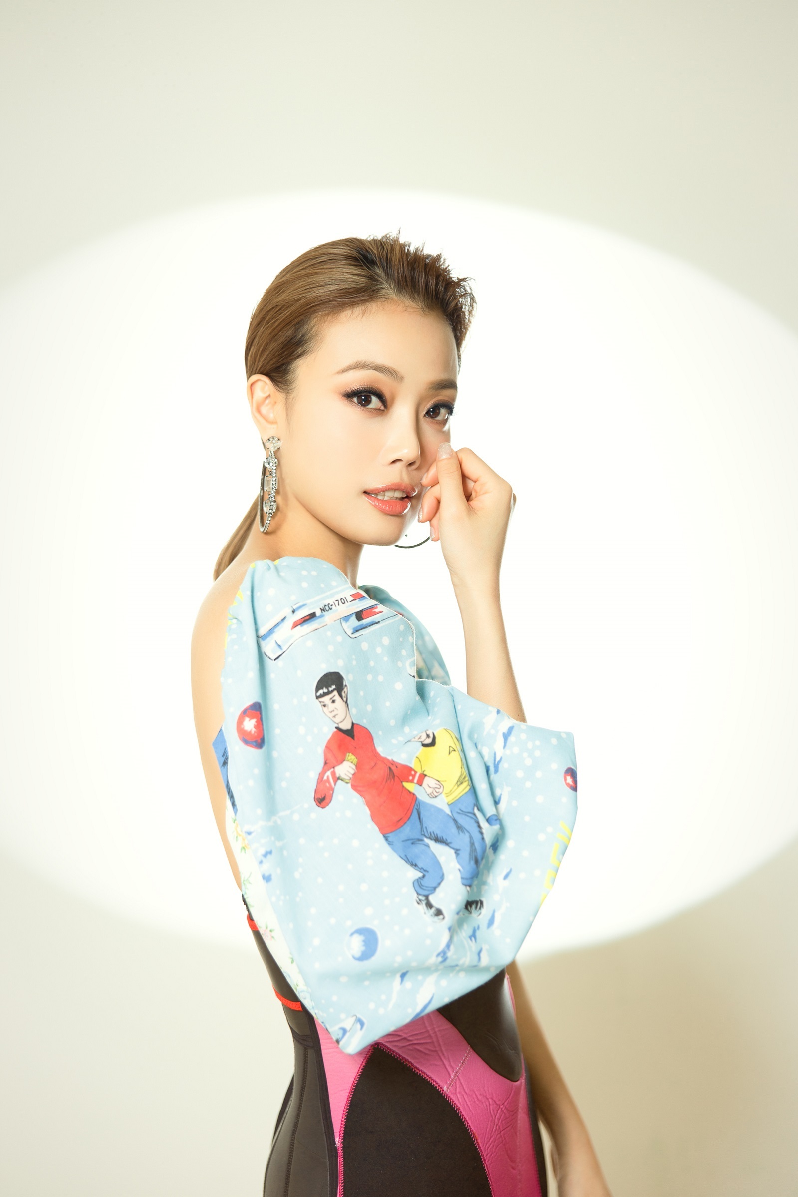 容祖儿获中国top排行榜最受欢迎女歌手奖现场献唱长大