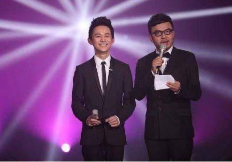 不得不说,那个时候的李湘,确实是好瘦啊,而一哥却是一位叫孙鸣杰的