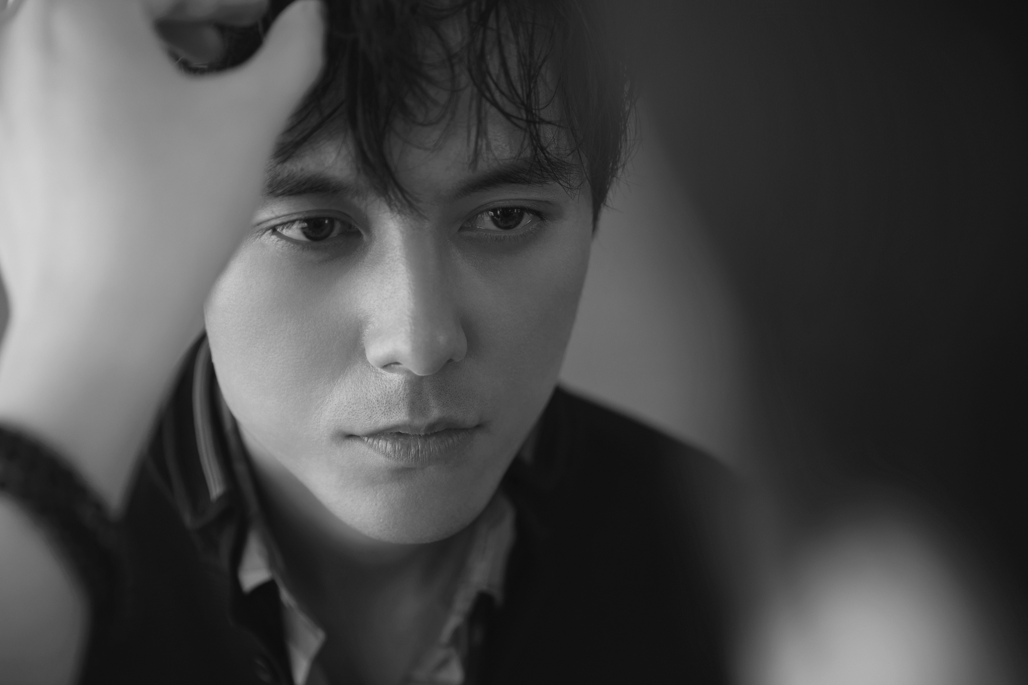 张超《重返二十岁》播放破5亿!黑白光影中大玩"眼神杀"