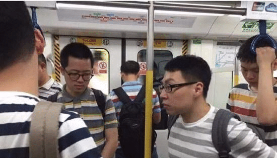 搞笑GIF: 小朋友，你中毒是有多深啊 - 360娱乐，你开心就好
