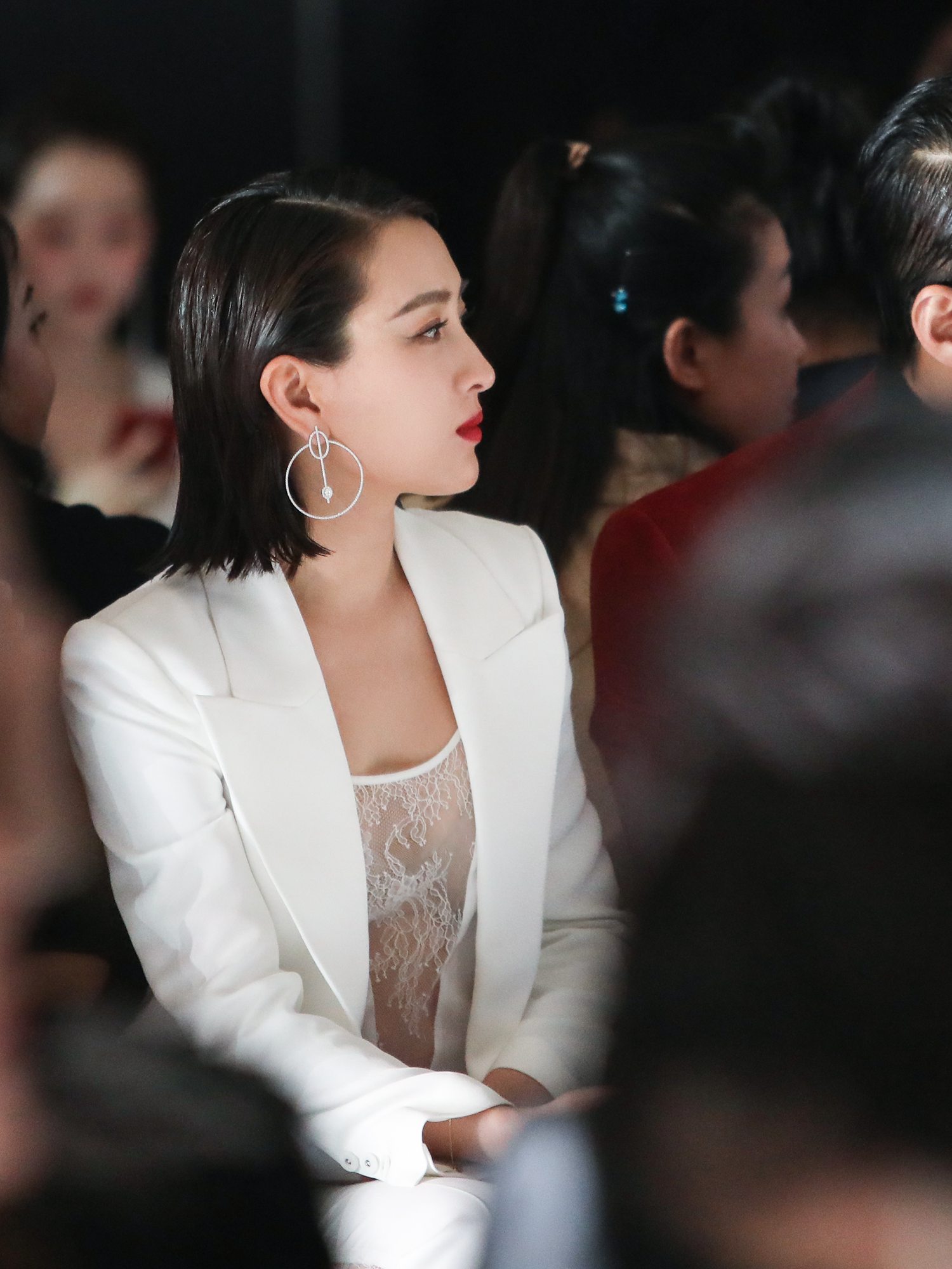 马苏出席品牌时装发布会 简练穿搭展明媚状态