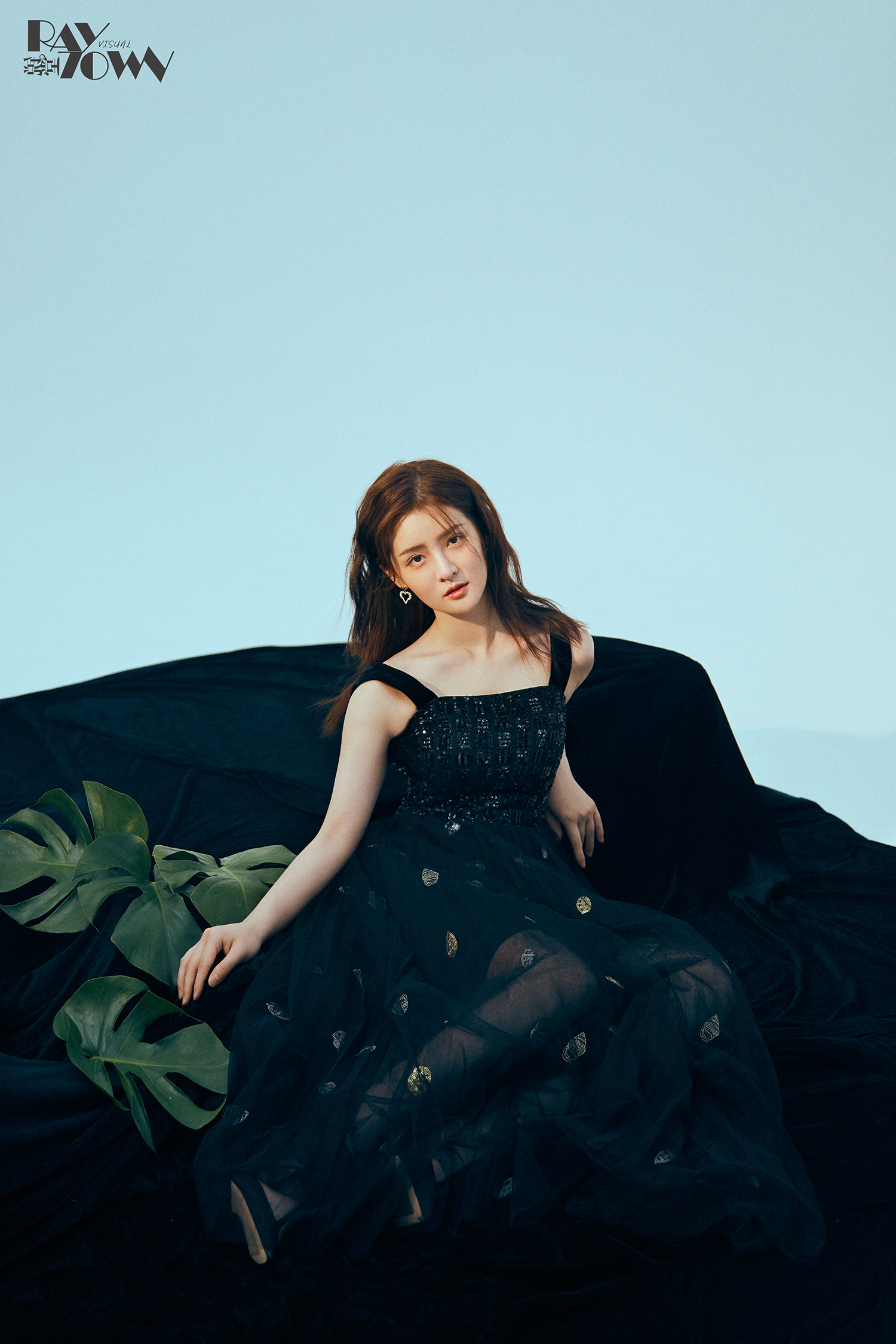 梦秦最新大片曝光,个性装扮诠释多面魅力