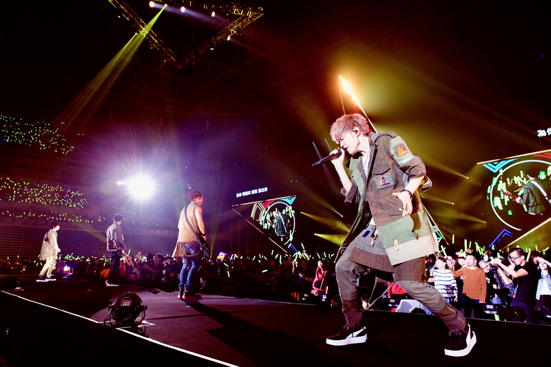 八三夭一事无成的伟大演唱会跳进万人高雄巨蛋神秘嘉宾周汤豪助攻high