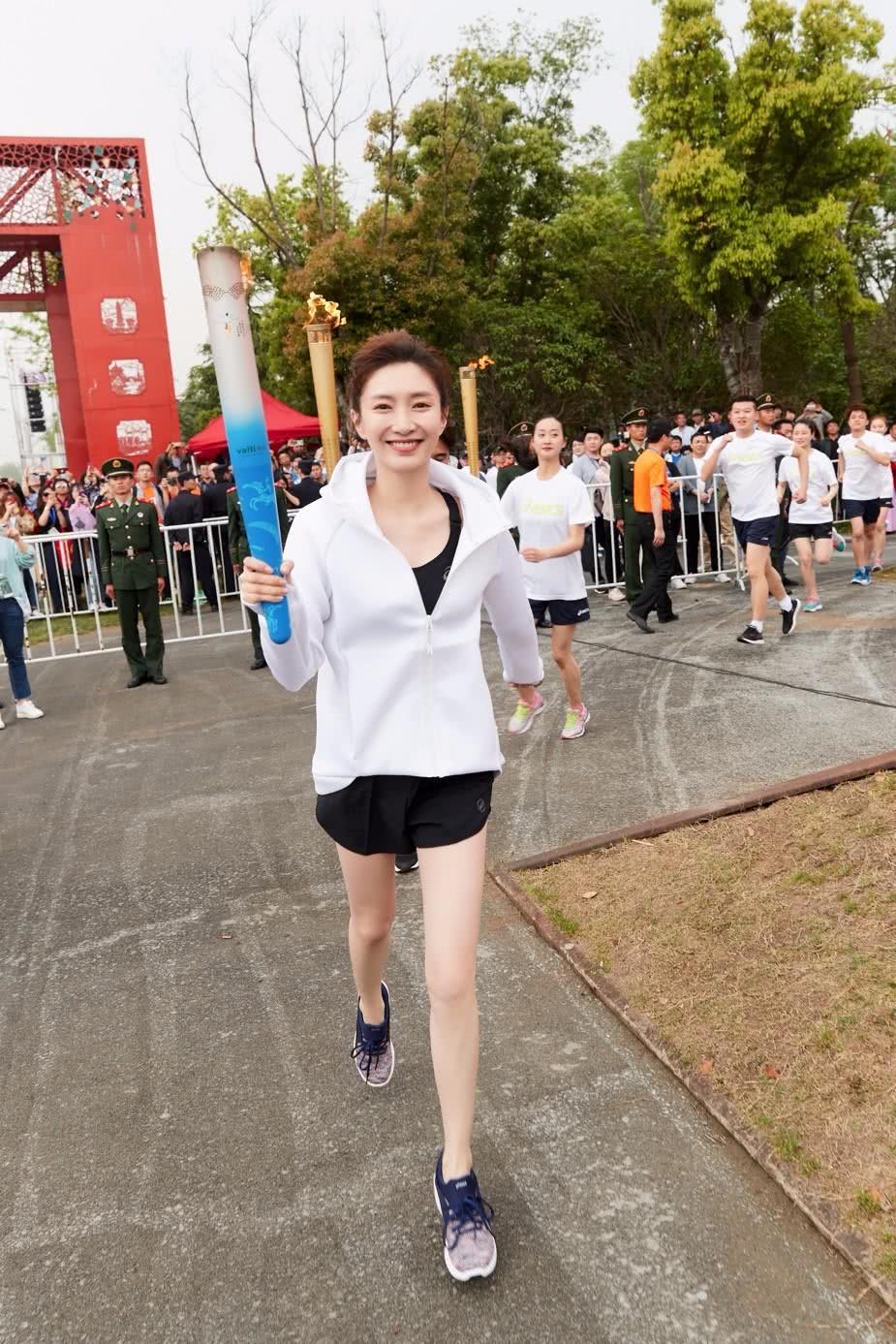 江疏影运动范儿出镜扬州马拉松开赛江疏影担任火炬手