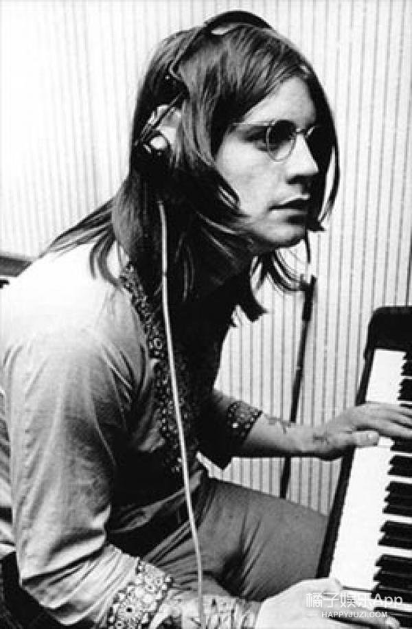 作为一个传奇金属乐队的主唱ozzy的人生好像更传奇